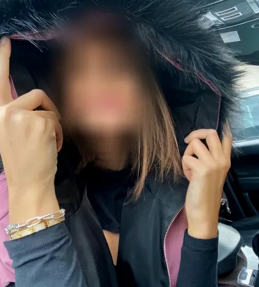 Büsra, 28