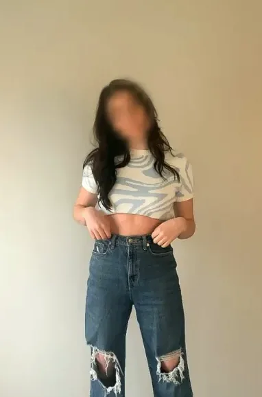 Ela, 24
