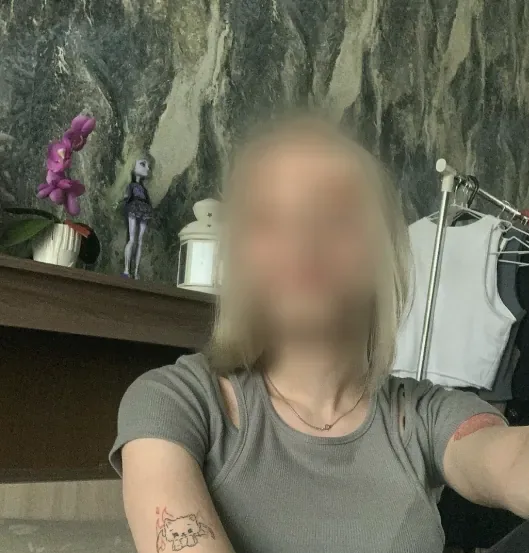 Larissa, 19